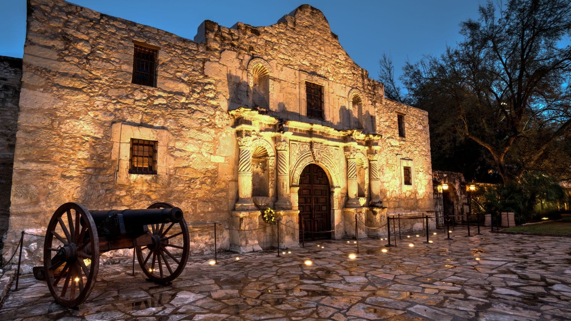 Protesters Plan Political Theater at Alamo While TNM Continues Sacred Memorial Tradition